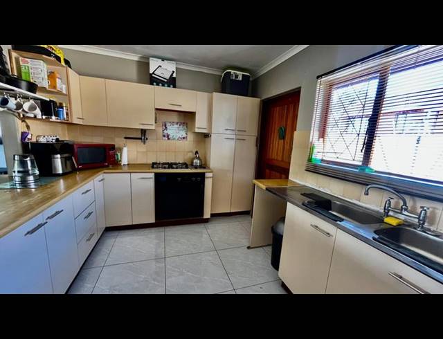 2 BEDROOM TOWNHOUSE FOR SALE IN BISLEY
